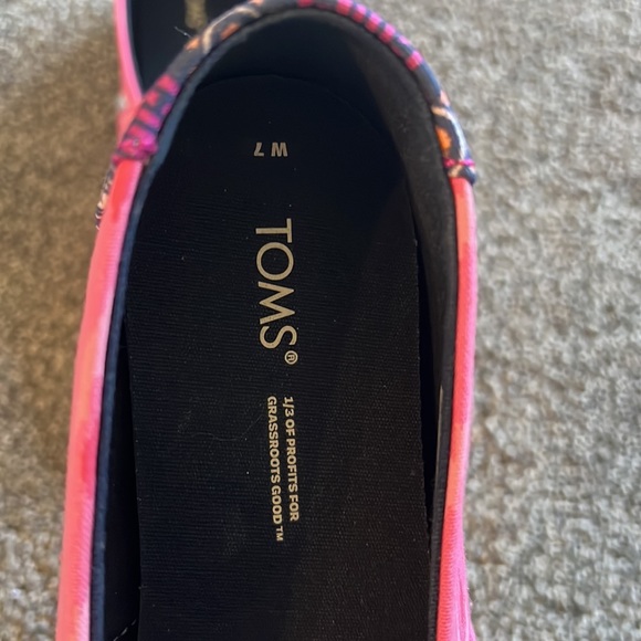 Size 7w Tom’s pink Aztec/desert-y print slip ons - Picture 2 of 5